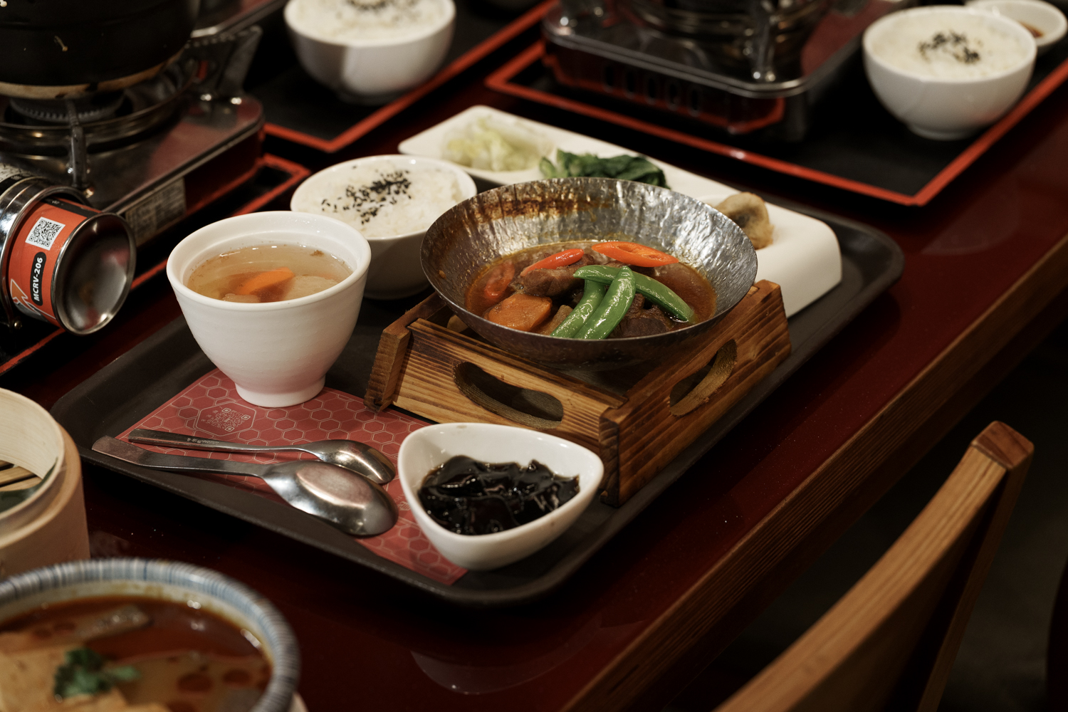 有春茶館-大墩店｜好口碑台中茶館新裝回歸，蜜糖粳粽冰經典必吃！2026新年聚餐尾牙餐廳推薦，台中年菜預訂