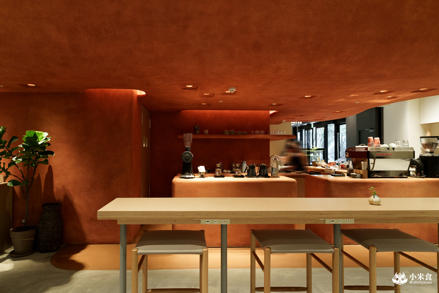 ONIBUS COFFEE 台中老佛爺|紅土穴屋美,好喝咖啡配美味漢堡,2025台中咖啡廳推薦 - 第36張圖
