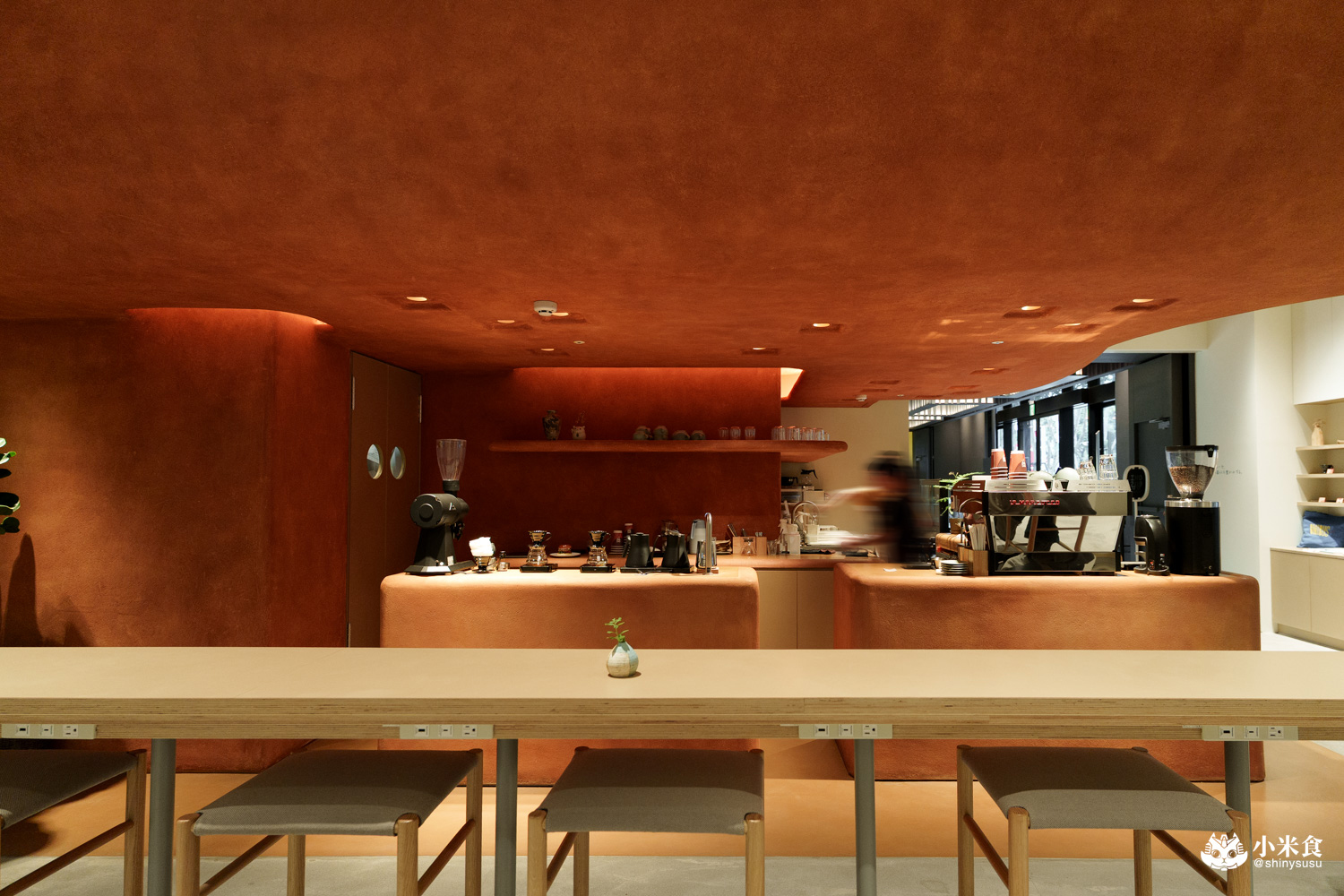 ONIBUS COFFEE 台中老佛爺|紅土穴屋美,好喝咖啡配美味漢堡,2025台中咖啡廳推薦 - 第10張圖