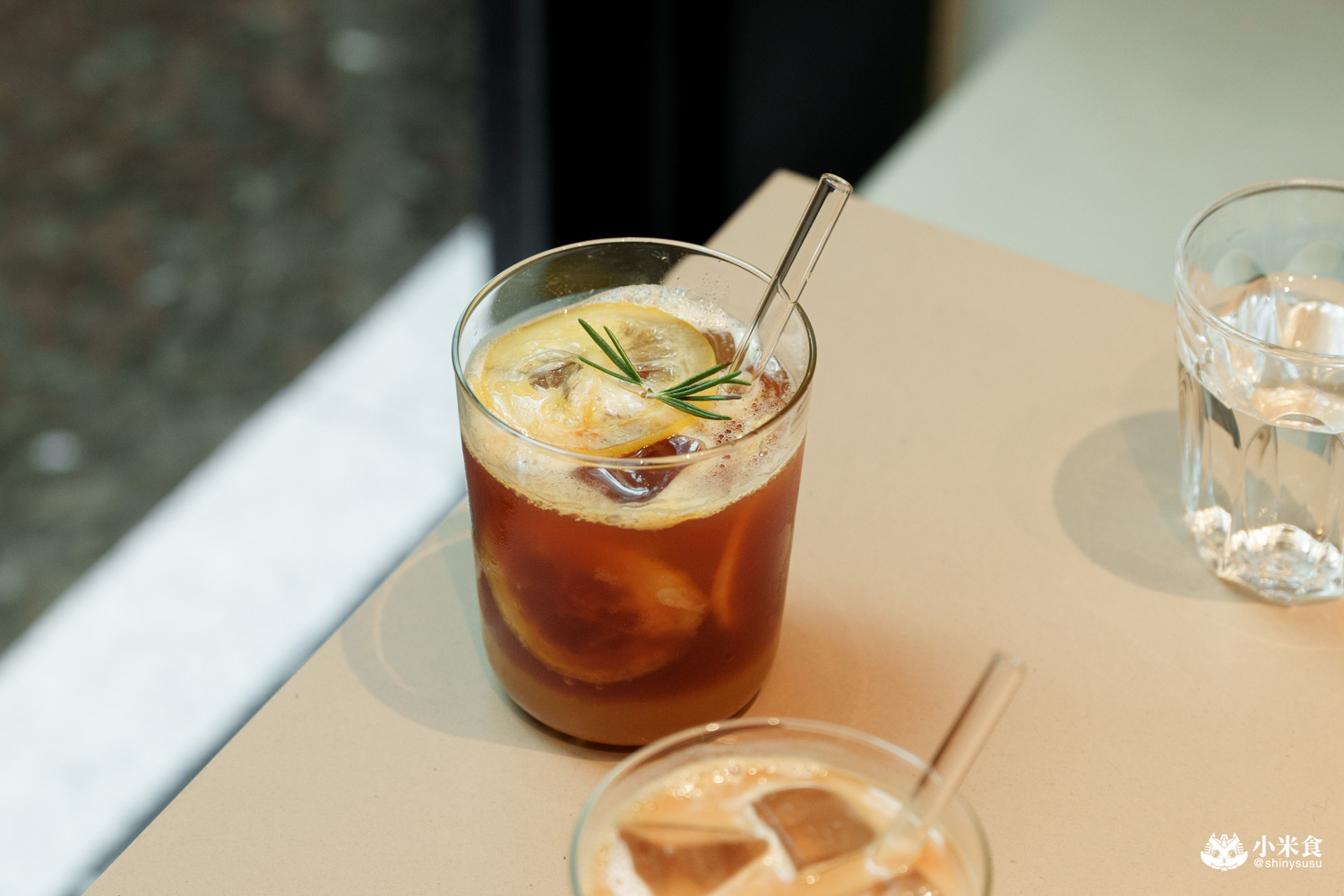 ONIBUS COFFEE 台中老佛爺|紅土穴屋美,好喝咖啡配美味漢堡,2025台中咖啡廳推薦 - 第28張圖