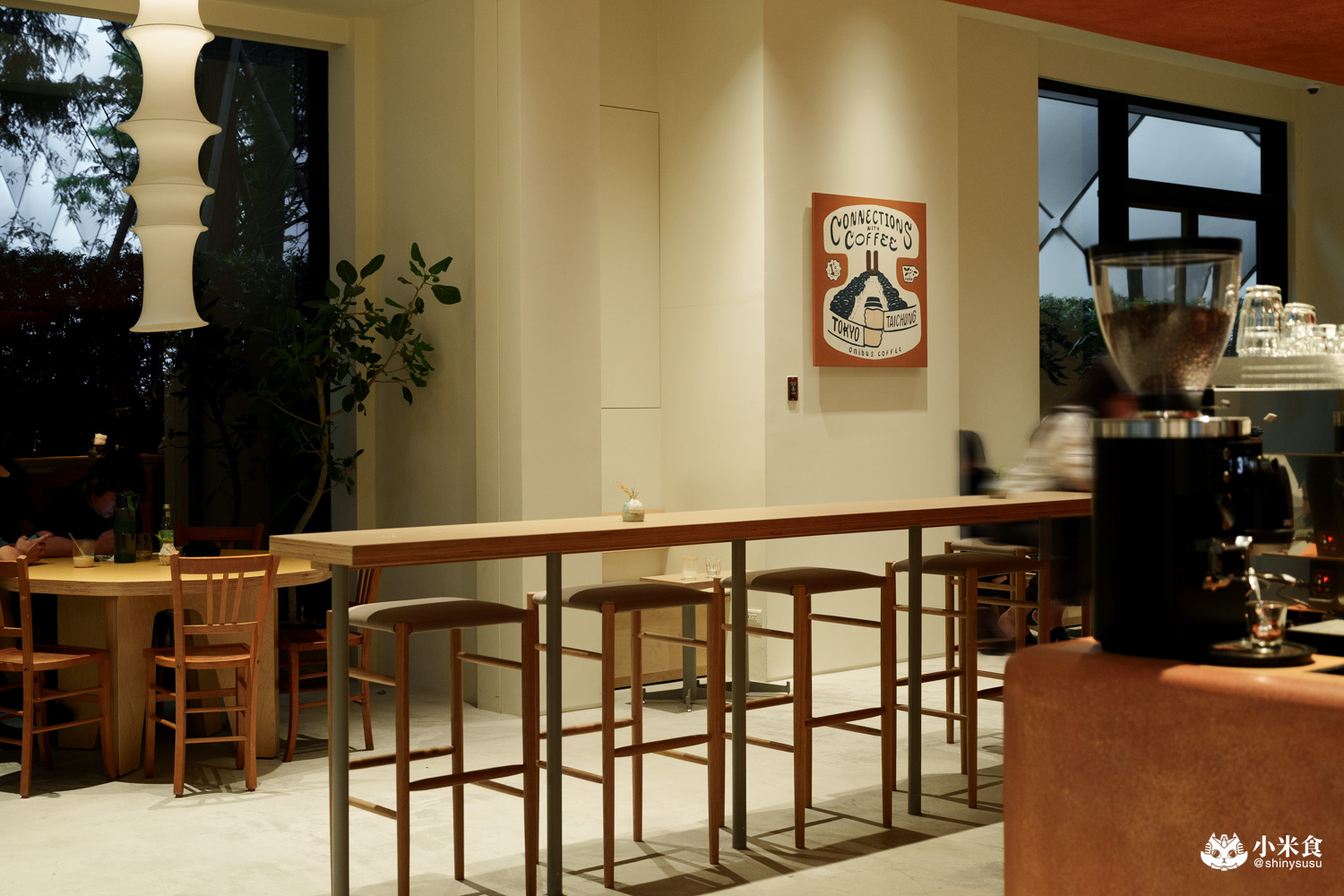 ONIBUS COFFEE 台中老佛爺|紅土穴屋美,好喝咖啡配美味漢堡,2025台中咖啡廳推薦 - 第14張圖