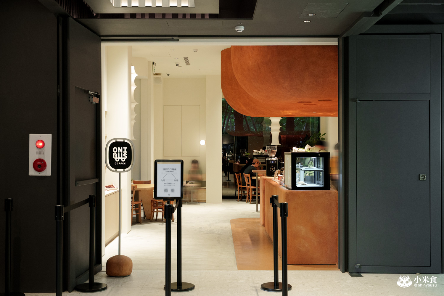 ONIBUS COFFEE 台中老佛爺|紅土穴屋美,好喝咖啡配美味漢堡,2025台中咖啡廳推薦 - 第9張圖
