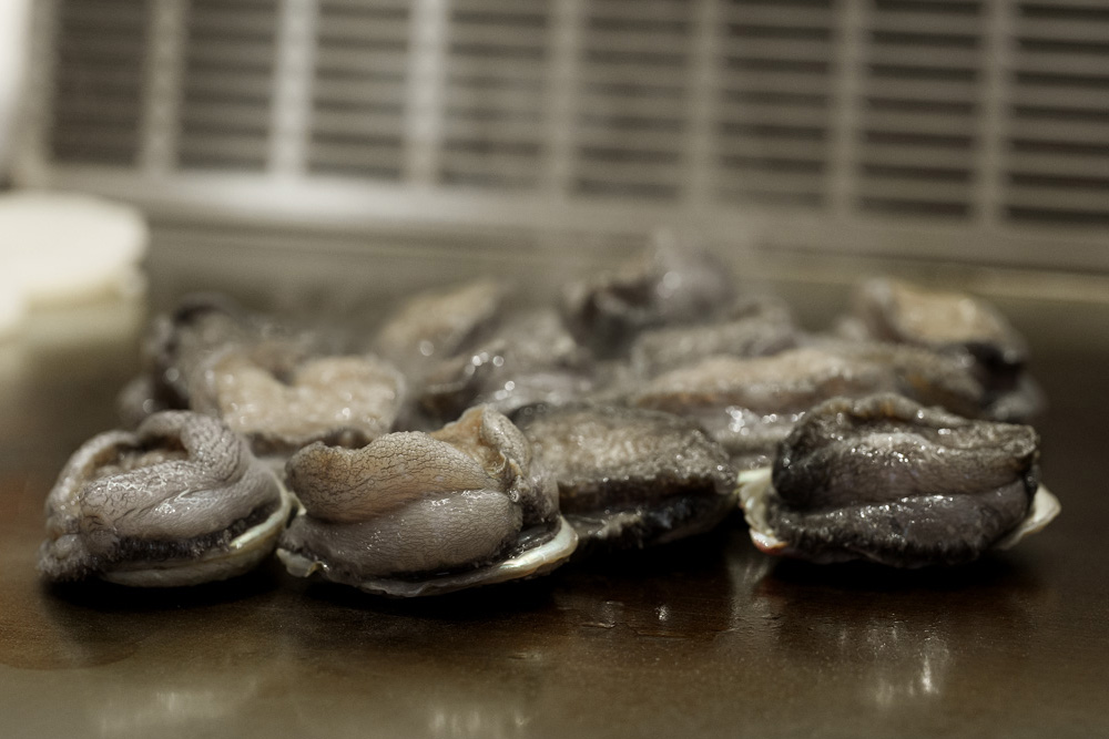 夏登法式鐵板燒 南非活鮑魚・蘑菇奶油白醬 夏登法式鐵板燒 南非活鮑魚・蘑菇奶油白醬