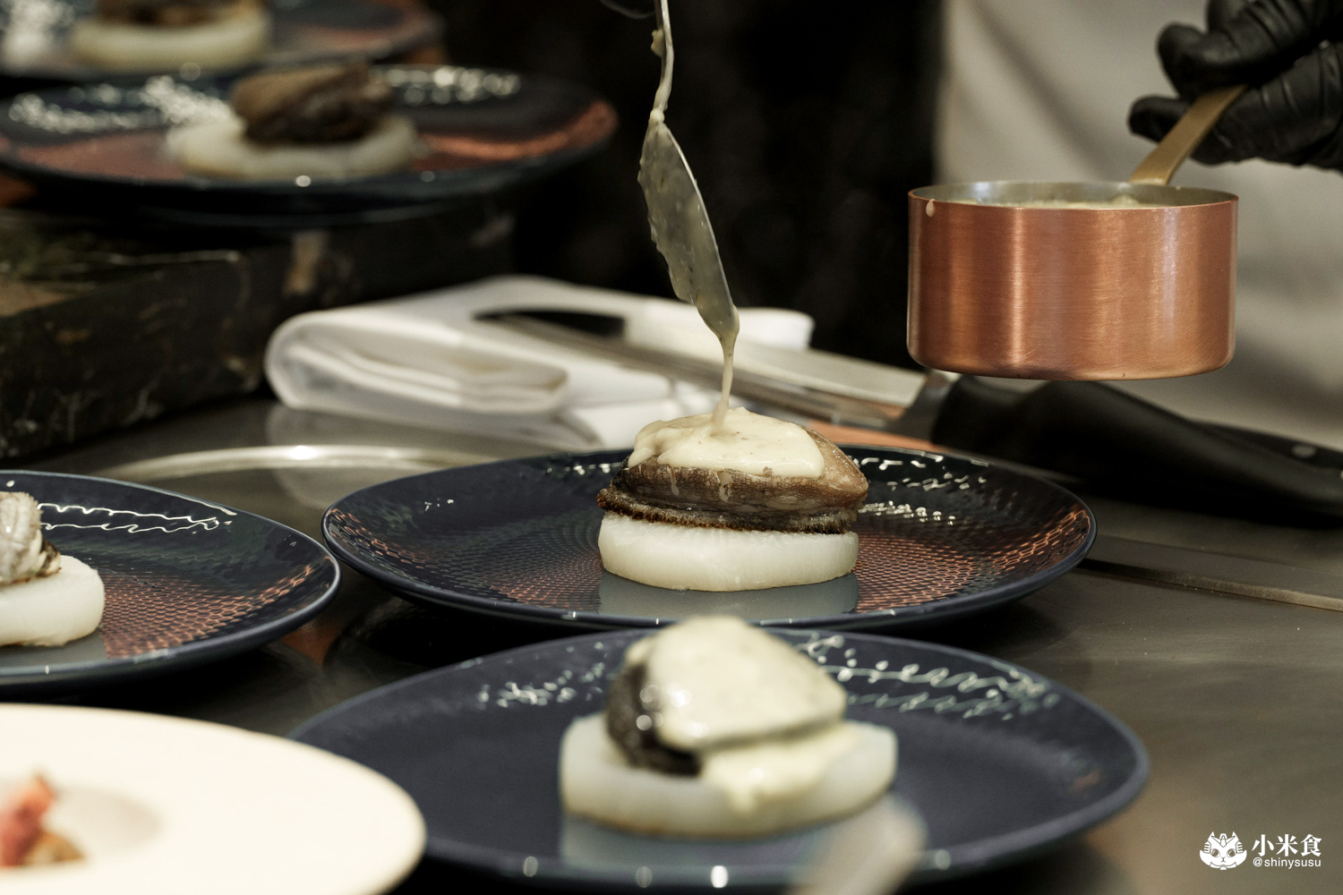 夏登法式鐵板燒 南非活鮑魚・蘑菇奶油白醬 夏登法式鐵板燒 南非活鮑魚・蘑菇奶油白醬