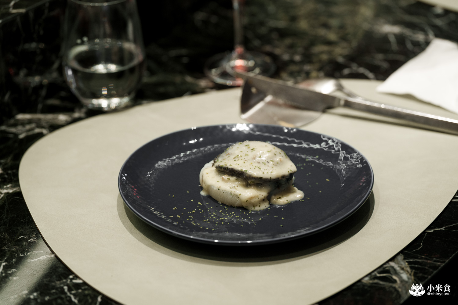 夏登法式鐵板燒 南非活鮑魚・蘑菇奶油白醬 夏登法式鐵板燒 南非活鮑魚・蘑菇奶油白醬