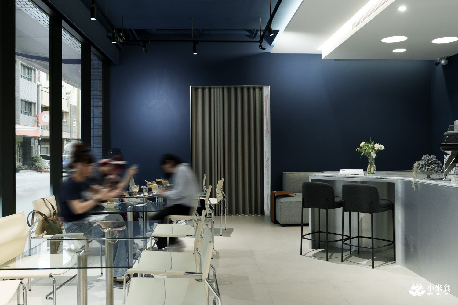Bleu Cafe|城市裡的忘憂藍綠洲,2025台中咖啡廳推薦|西區新開幕,科博館周邊美食 - 第9張圖
