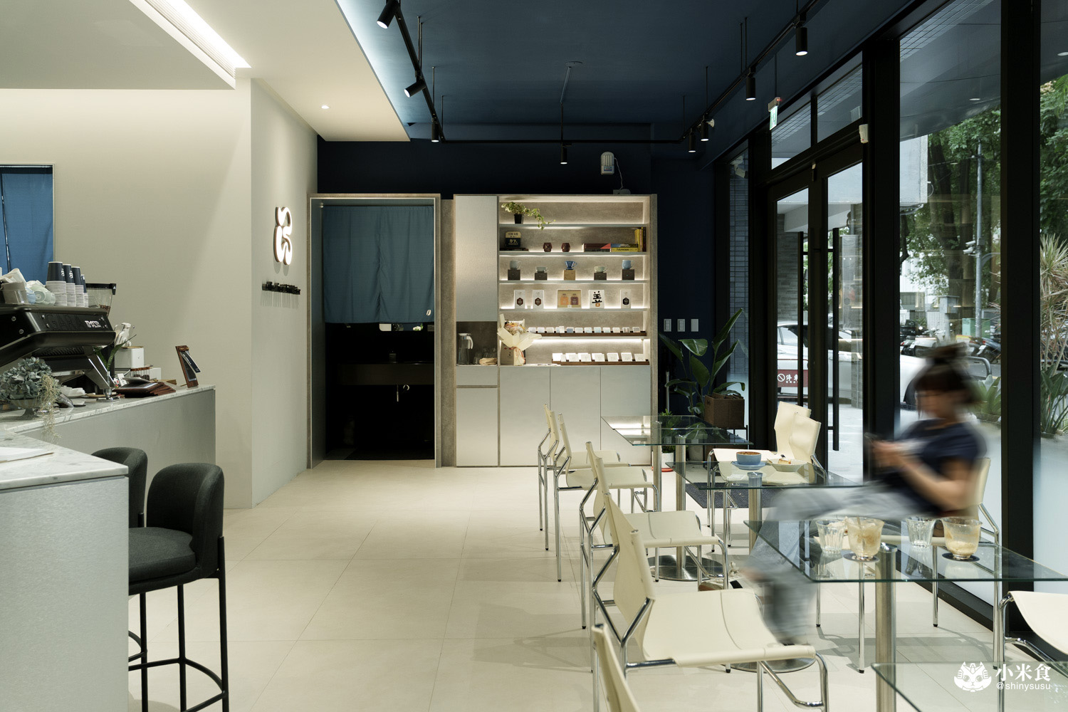 Bleu Cafe|城市裡的忘憂藍綠洲,2025台中咖啡廳推薦|西區新開幕,科博館周邊美食 - 第7張圖