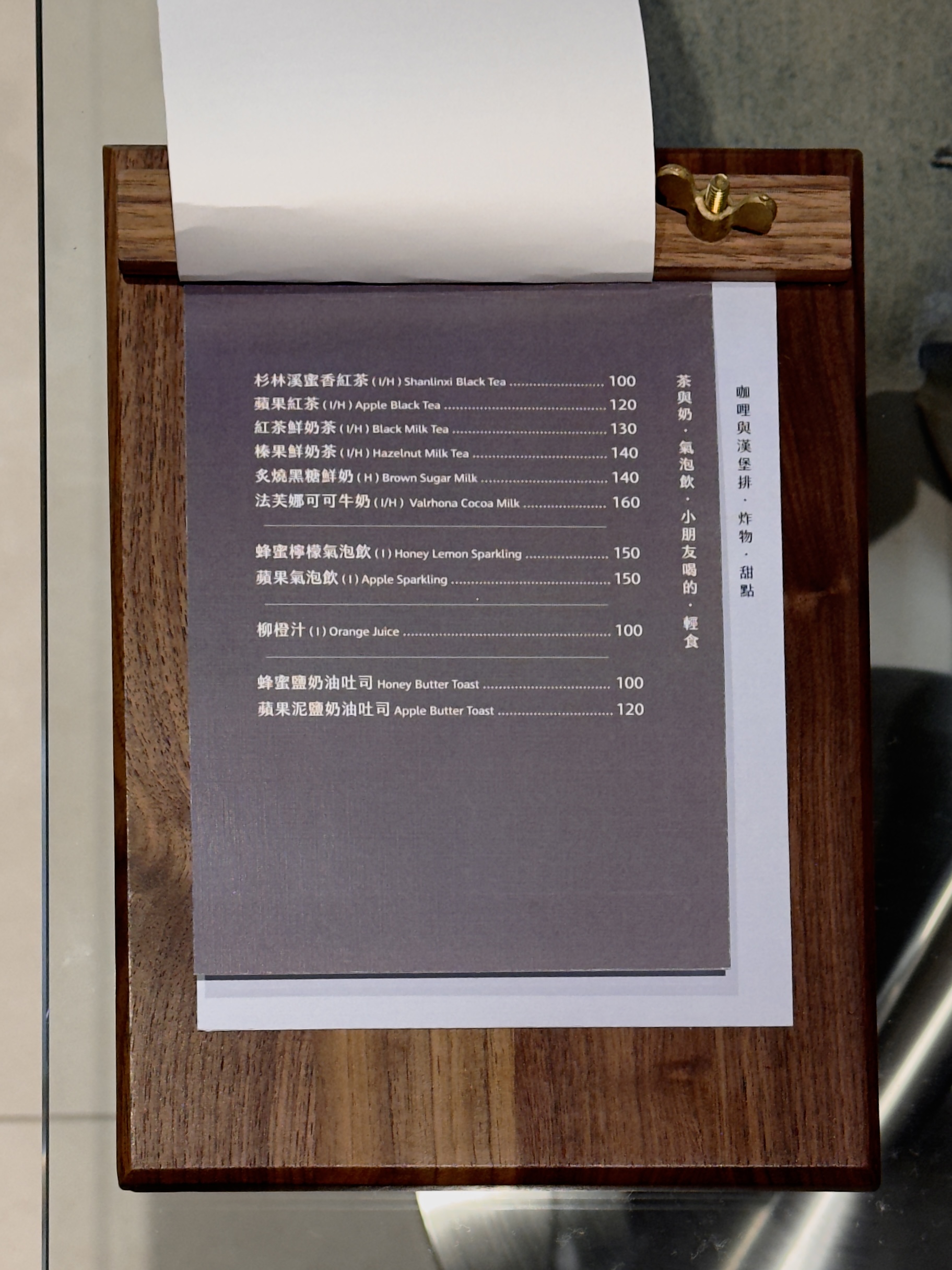 Bleu Cafe|城市裡的忘憂藍綠洲,2025台中咖啡廳推薦|西區新開幕,科博館周邊美食 - 第21張圖