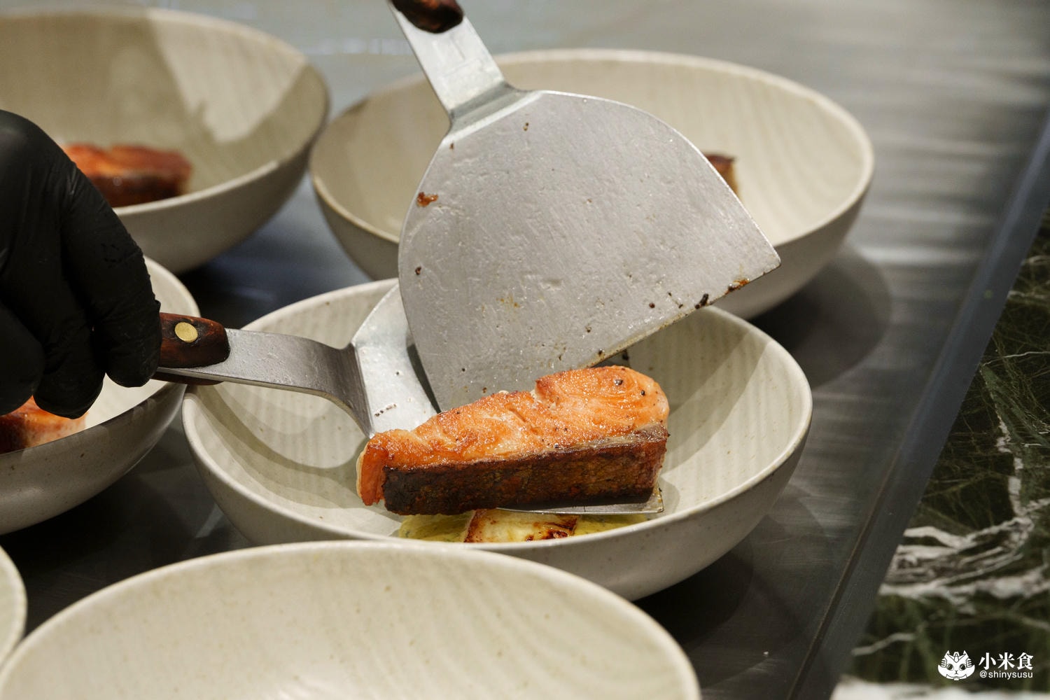 夏登法式鐵板燒 嫩煎鮭魚·蒔蘿咖哩酸奶醬 夏登法式鐵板燒|台中南屯無菜單鐵板燒推薦,1480元起享11道法式香草料理