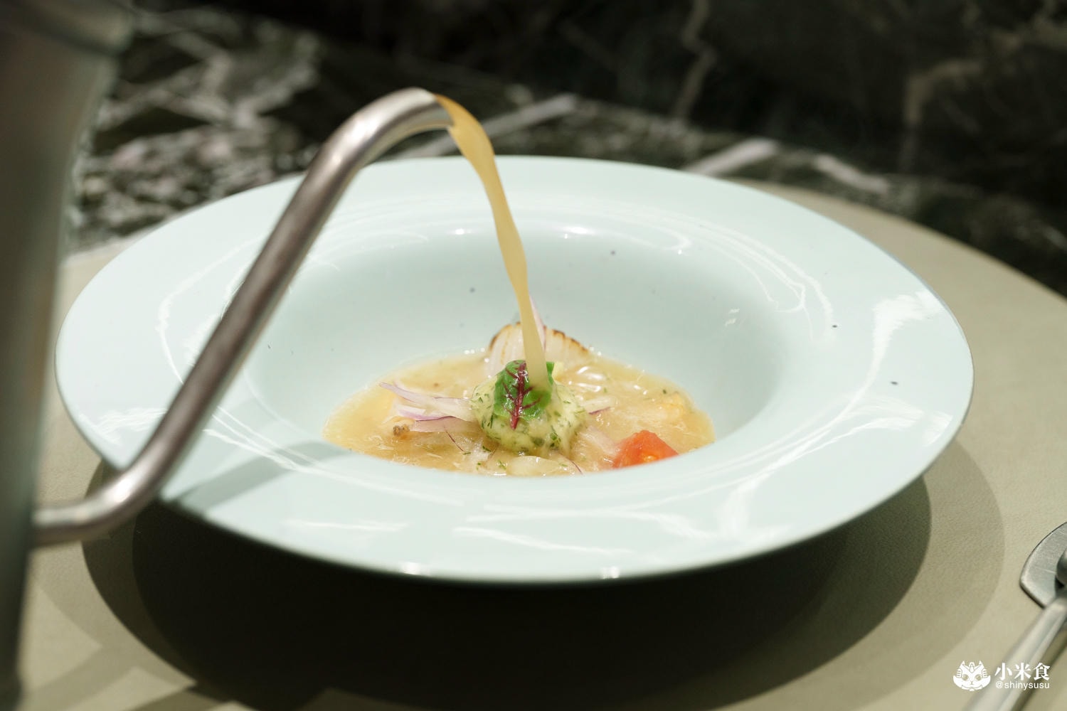 夏登法式鐵板燒 海鮮蕃茄清湯·香茅慕斯 夏登法式鐵板燒|台中南屯無菜單鐵板燒推薦,1480元起享11道法式香草料理